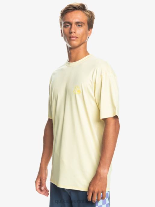 esso Quiksilver uomini t-shirt da surf upf 50 a maniche corte in erica tradizionale erica banana pallida HTZR1131